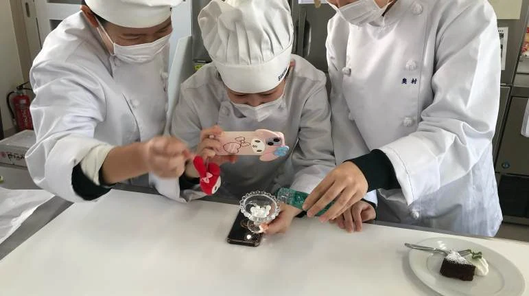 スマートデバイスで学ぶ料理撮影 — グループでの料理撮影